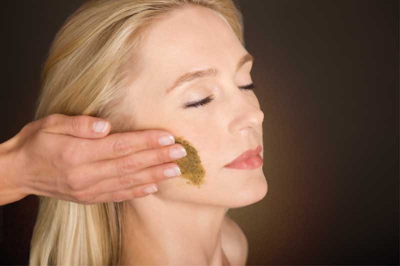 lydia-dainow-kosmetik-peeling-velours-anwendung-2 lydia-dainow-kosmetik-peeling-velours-anwendung-2